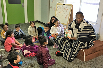 David Reese reading to young children.